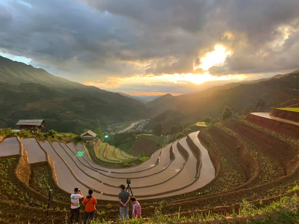 nước đổ trên ruộng bậc thang nước đổ trên ruộng bậc thang
