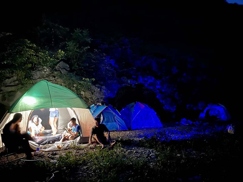 cắm trại trên vách đá trắng cắm trại trên vách đá trắng