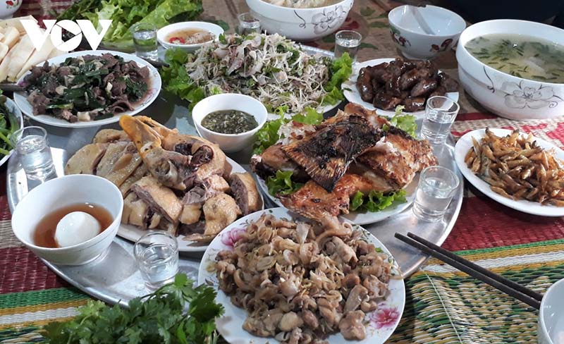 Cỗ to đãi khách