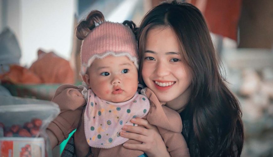 Vàng Thị Sinh thiếu nữ người H'Mông