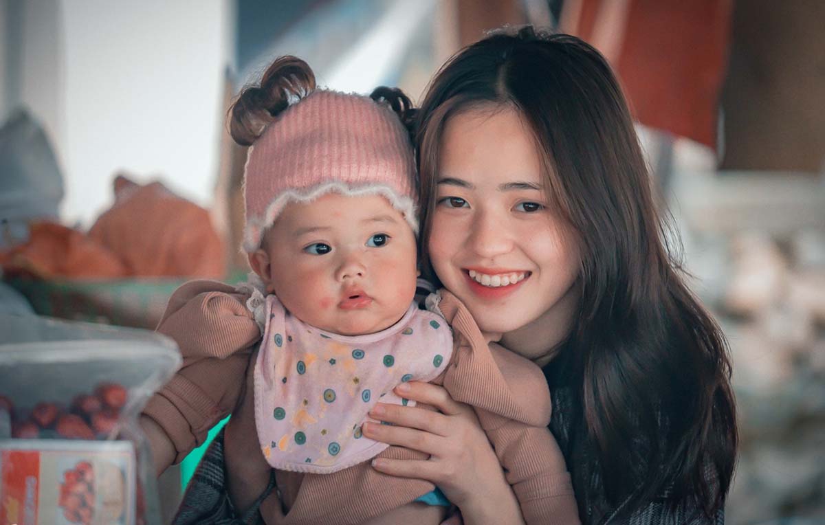 Vàng Thị Sinh thiếu nữ người H'Mông