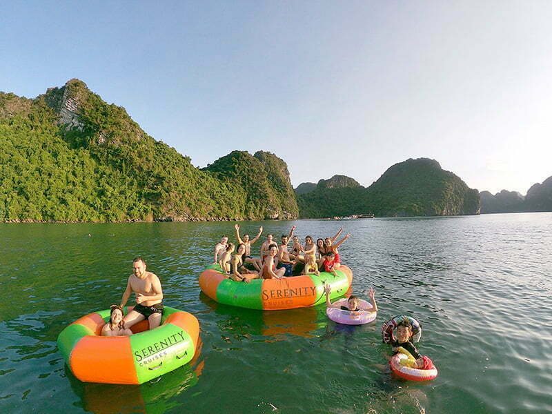 khách nước ngoài bơi ở vịnh lan hạ khách nước ngoài bơi ở vịnh lan hạ