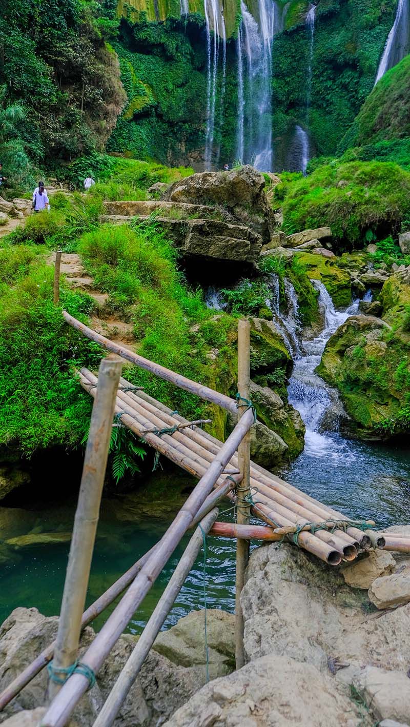 Cầu tre bắc qua khe suối Cầu tre bắc qua khe suối dẫn đến tầng 3