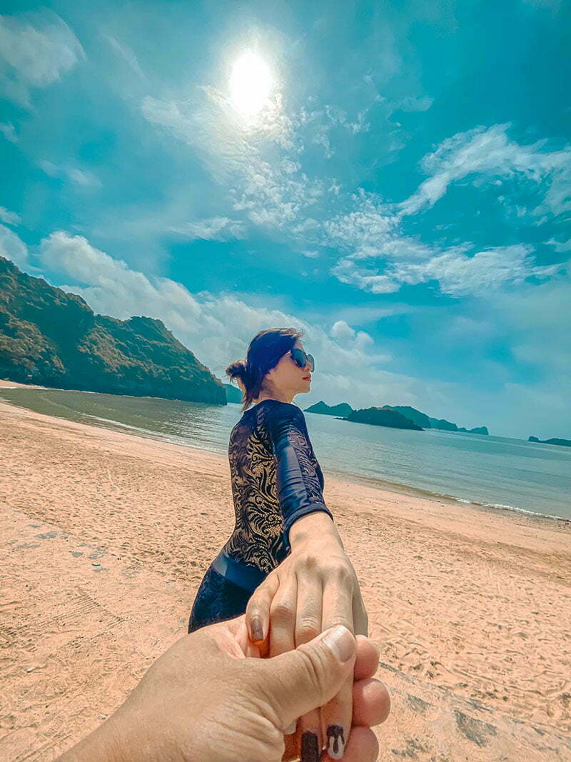 Tour hải phòng cát bà ở bãi cát cò 3 nắm tay nhau ở bãi tắm cát cò 3