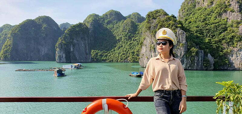 Du khách tham quan Vịnh Lan H Du khách tham quan Vịnh Lan H