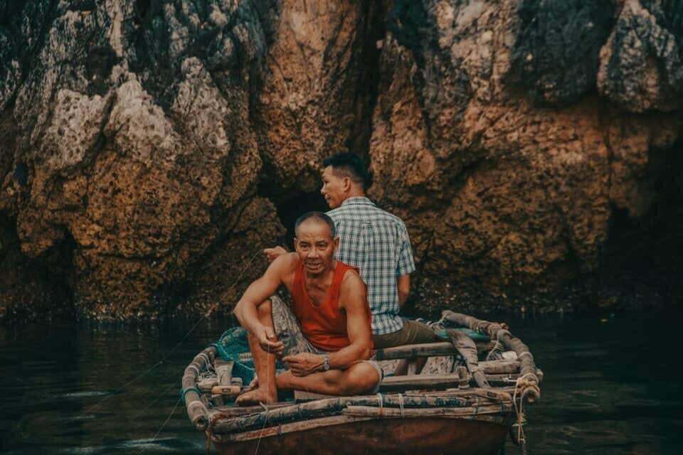 Ngư dân câu cá trong Vịnh Lan Hạ Ngư dân câu cá trong Vịnh Lan Hạ