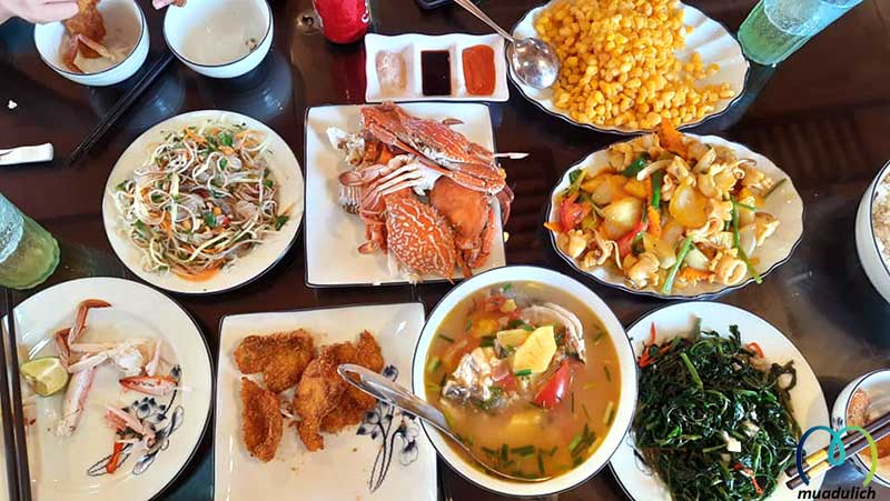 Bữa trưa hải sản trên du thuyền Cozy Boutique