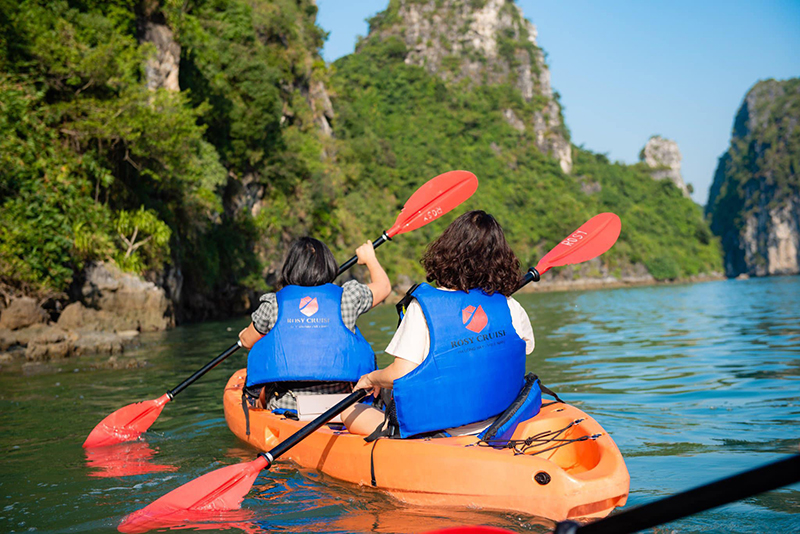 chèo kayak ở vịnh lan hạ